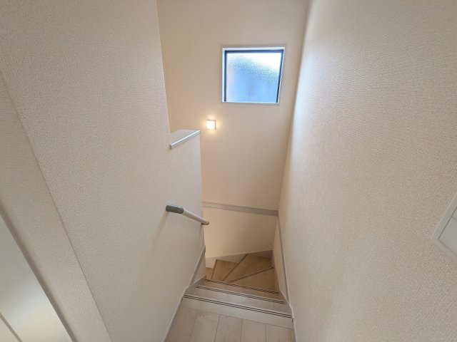 小美玉市羽鳥　13期　新築戸建て　4号棟の内装|窓付きで明るい階段は、手すり付きでお子様からご年配の方まで安心して上り下りができます♪