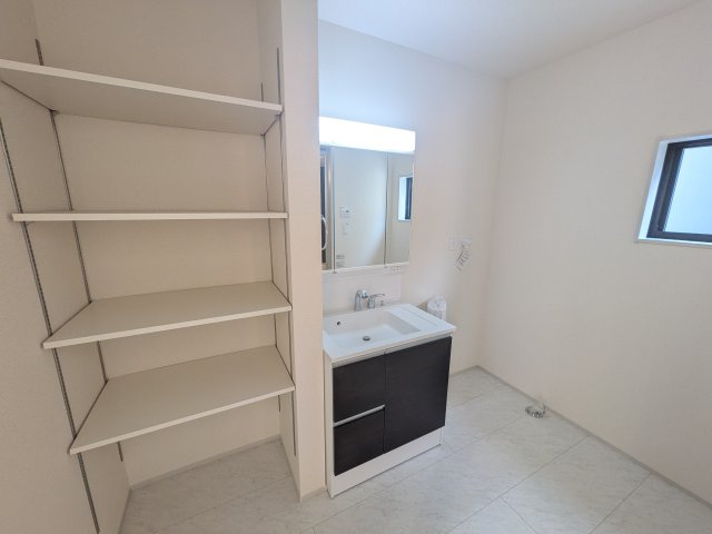 小美玉市羽鳥　13期　新築戸建て　4号棟の独立洗面台|三面鏡の洗面化粧台はミラー扉の内側がすべて収納スペースになっており、収納力も魅力的です♪
ボックスティッシュも収納可能で、可変トレイは収納物に応じて高さ調整ができます！
取り外して洗えるので清潔です♪