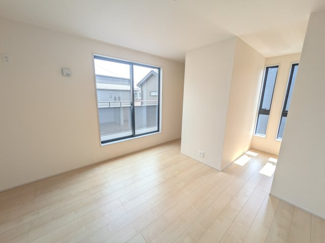 小美玉市羽鳥　13期　新築戸建て　4号棟の洋室|たっぷりの陽光と心地よい風が入る２面採光。
毎朝、爽やかな目覚めをサポートする、快適なベッドルームです。