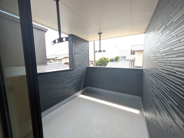 石岡市石岡　3期　新築戸建てのバルコニー|広々としたワイドバルコニーは、日当たり良好で毎日の洗濯物干しに最適です。
