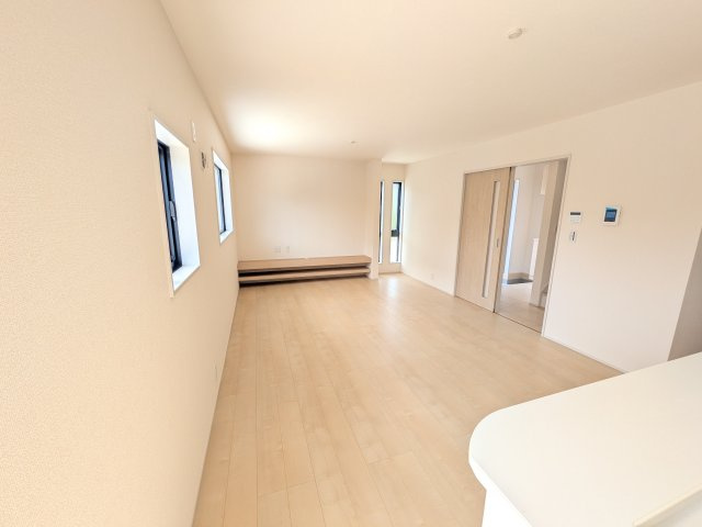 石岡市石岡　3期　新築戸建ての居間・リビング|南向きで明るく陽当たりの良いリビングです♪