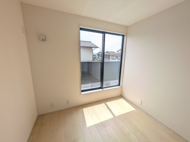 石岡市石岡　3期　新築戸建ての洋室|たっぷり収納と明るい窓で、片付けも気持ち良くできる洋室。
お子様の「自分の部屋が欲しい」という夢を叶えます。