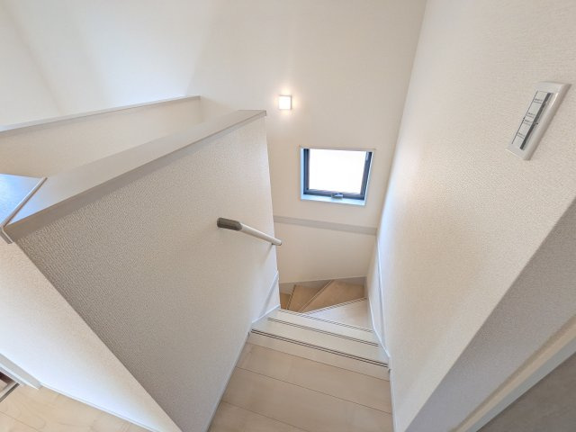 石岡市石岡　3期　新築戸建ての内装|窓付きで明るい階段は、手すり付きでお子様からご年配の方まで安心して上り下りができます♪