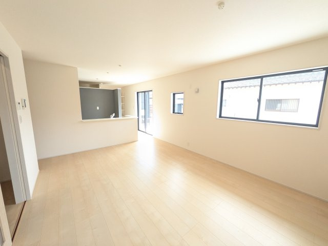 石岡市石岡　3期　新築戸建ての居間・リビング|南向きで陽当たり良好の広々としたリビングです♪
