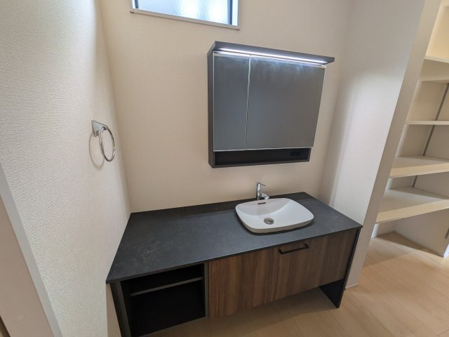 石岡市石岡　3期　新築戸建ての独立洗面台|三面鏡の洗面化粧台はミラー扉の内側がすべて収納スペースになっており、収納力も魅力的です♪
ボックスティッシュも収納可能で、可変トレイは収納物に応じて高さ調整ができます！
取り外して洗えるので清潔です♪