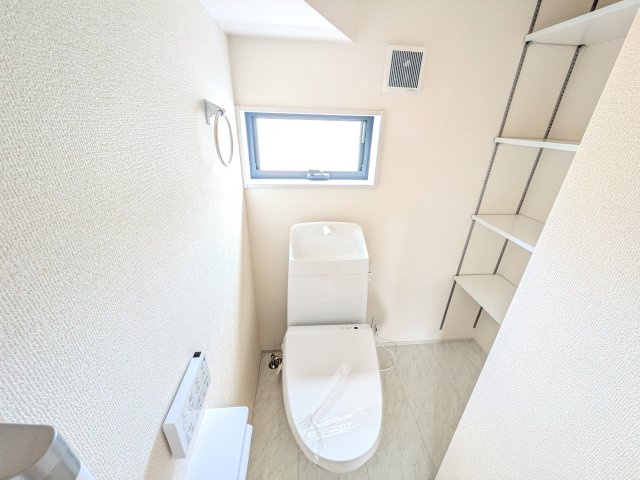 石岡市石岡　3期　新築戸建てのトイレ|窓付きで明るく白を基調とした清潔感のあるトイレは温水洗浄便座付きです♪
