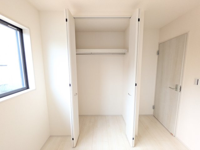 石岡市石岡　第9　新築戸建ての収納|衣類や季節ものバッグ、帽子などの小物もまとめて収納できる広々としたウォークインクローゼット♪