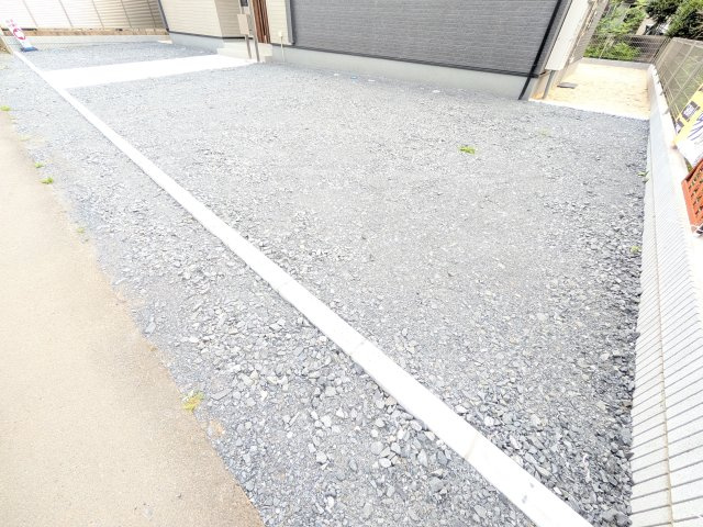 石岡市石岡　第9　新築戸建ての駐車場|駐車は6台以上可能です♪
現地案内会開催中です！ 平日のご見学も可能です。 お気軽にお問い合わせください♪ 【リアライズ不動産】 0297-86-8370まで♪