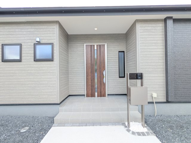 石岡市石岡　第9　新築戸建ての玄関|お洒落な玄関ドアと洗練された外壁デザイン。家の顔にふさわしい上質な佇まいで、ご家族やお客様を迎えます。