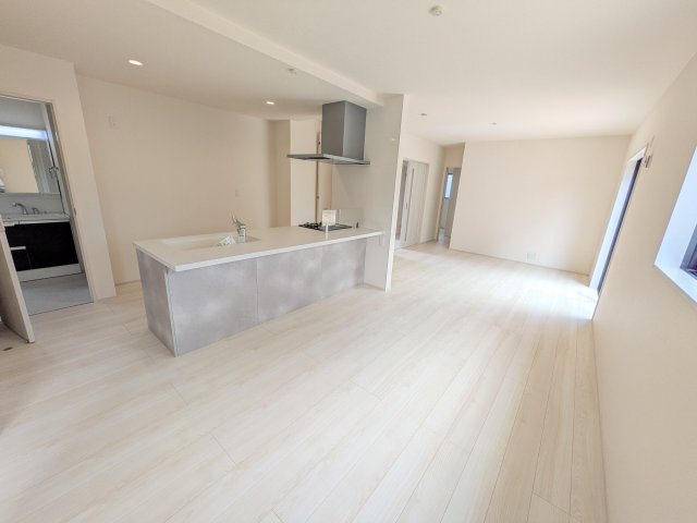 石岡市石岡　第9　新築戸建ての居間・リビング|家族全員の靴がスッキリ片付く大容量シューズボックス完備。
お客様を気持ちよく迎えられる、明るく清潔感あふれる玄関です。