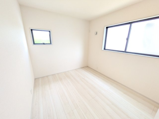 石岡市石岡　第9　新築戸建ての洋室|家族の会話が自然と弾む、広々としたゆとりのLDK。南向きの窓からたっぷりの光が射し込む明るく快適な空間です。