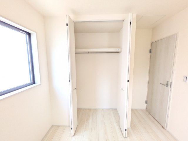 石岡市石岡　第9　新築戸建ての収納|たっぷり収納と明るい窓で、片付けも気持ち良くできる洋室。
お子様の「自分の部屋が欲しい」という夢を叶えます。
