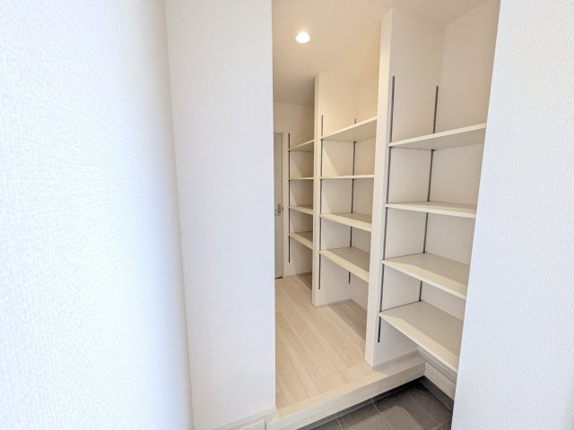 石岡市石岡　第9　新築戸建ての洋室|全居室に収納を完備。
すっきりとした空間で、集中して勉強に取り組んだり、自分だけの時間を楽しめるプライベート空間です。