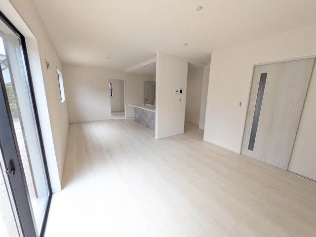 石岡市石岡　第9　新築戸建ての居間・リビング|南向きで陽当たり良好の広々としたリビングです♪
家具が配置されているので実際の生活のイメージが持てます！