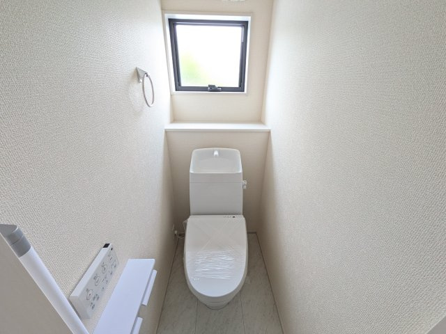 石岡市石岡　第9　新築戸建てのトイレ|窓付きで明るく白を基調とした清潔感のあるトイレは温水洗浄便座付きです♪
