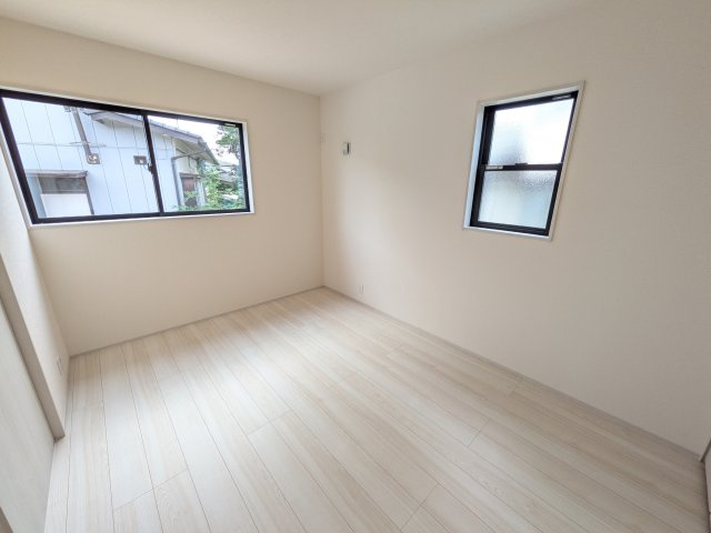 石岡市石岡　第9　新築戸建ての洋室|２面採光で明るい洋室♪