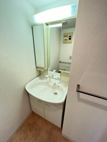 神戸市東灘区岡本２丁目の賃貸マンションの洗面所