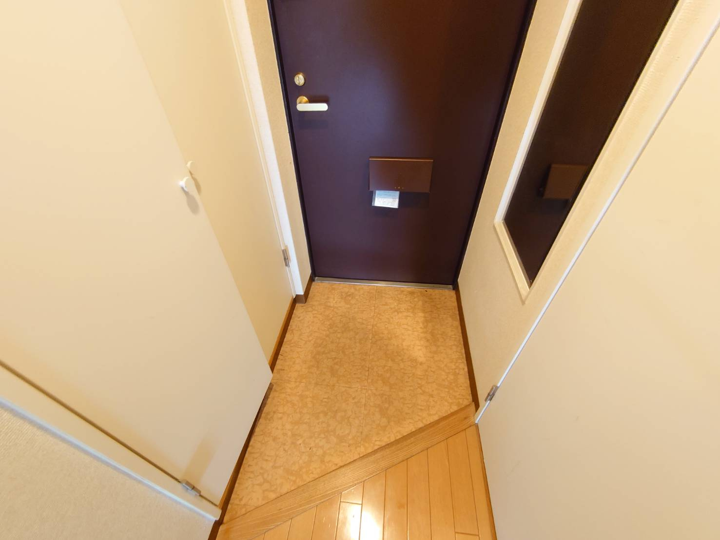 神戸市東灘区岡本２丁目の賃貸マンションの玄関