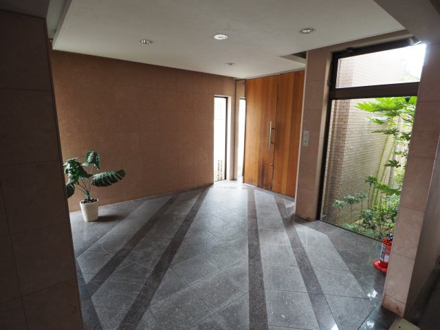 神戸市東灘区岡本２丁目の賃貸マンションのロビー
