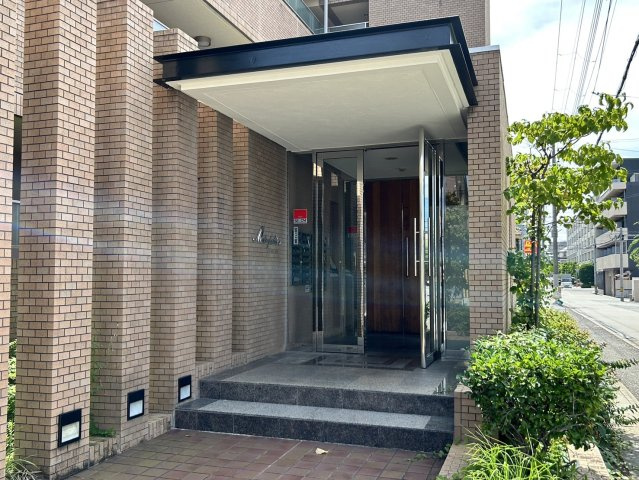 神戸市東灘区岡本２丁目の賃貸マンションのエントランス