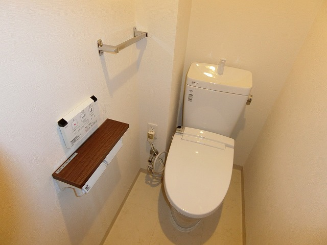 西宮市甲子園浦風町の賃貸マンションのトイレ