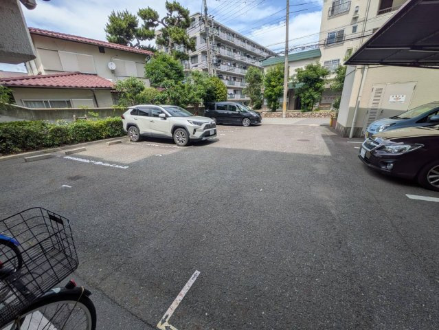 ハウゼケイ魚崎の駐車場