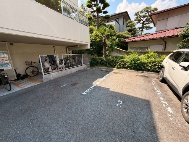 ハウゼケイ魚崎の駐車場