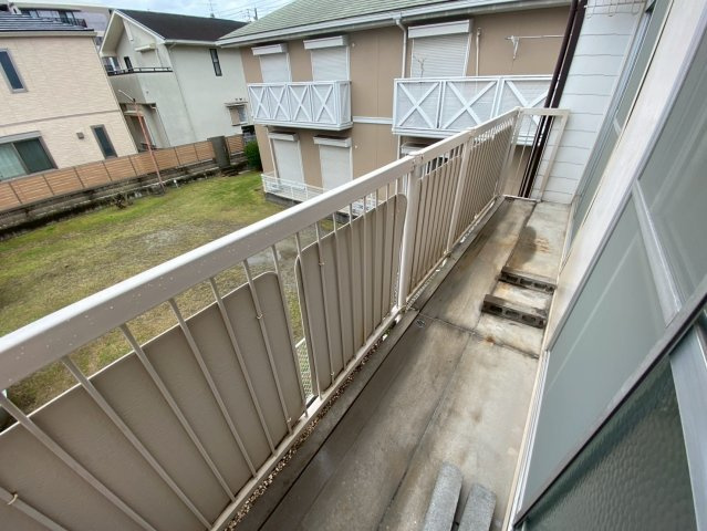 芦屋市呉川町のアパートのバルコニー