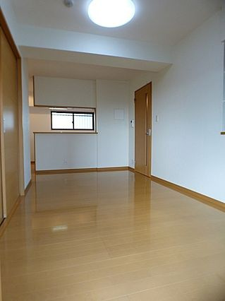 プラーシュ本山の居間・リビング