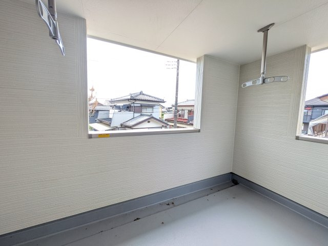第1　石岡市旭台　新築戸建てのバルコニー|広々としたワイドバルコニーは、日当たり良好で毎日の洗濯物干しに最適です。