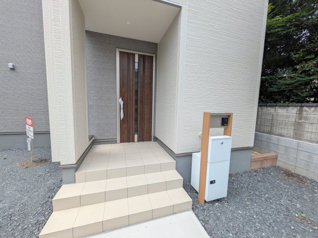 第1　石岡市旭台　新築戸建ての玄関|お洒落な玄関ドアと洗練された外壁デザイン。家の顔にふさわしい上質な佇まいで、ご家族やお客様を迎えます。