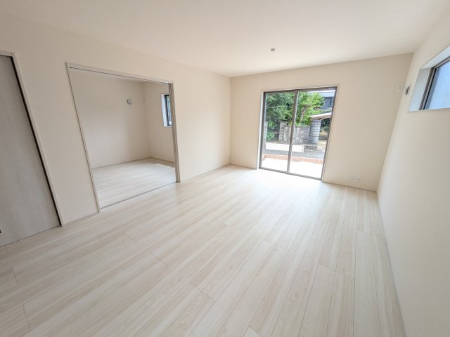 第1　石岡市旭台　新築戸建ての居間・リビング|南向きで明るく陽当たりの良いリビングです♪