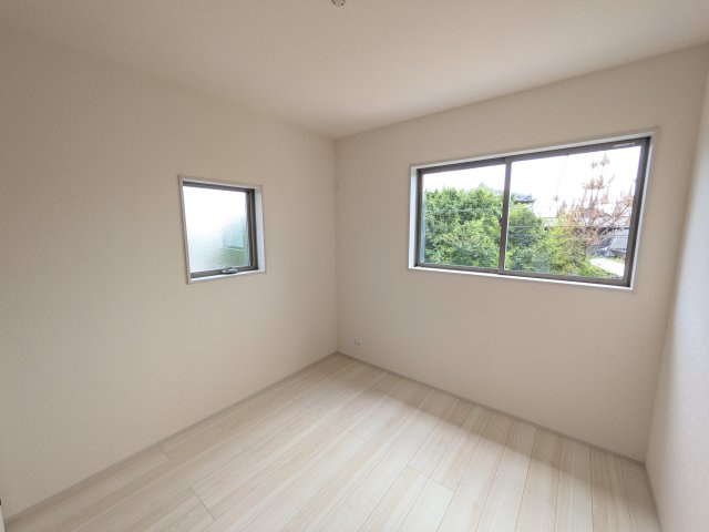 第1　石岡市旭台　新築戸建ての洋室|たっぷり収納と明るい窓で、片付けも気持ち良くできる洋室。
お子様の「自分の部屋が欲しい」という夢を叶えます。