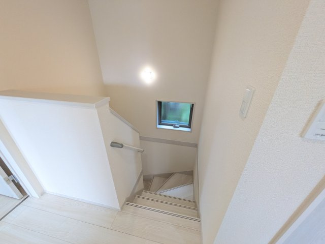 第1　石岡市旭台　新築戸建ての内装|窓付きで明るい階段は、手すり付きでお子様からご年配の方まで安心して上り下りができます♪