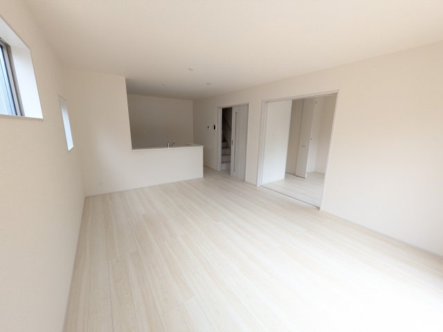 第1　石岡市旭台　新築戸建ての居間・リビング|南向きで陽当たり良好の広々としたリビングです♪
