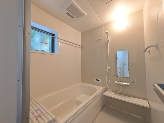 第1　石岡市旭台　新築戸建ての浴室|1坪タイプのゆったりとしたバスルームは浴室暖房換気乾燥機付きで、どんな季節でも快適なバスタイムを満喫出来ます♪
窓付きで明るく開放的なところも良いですね！