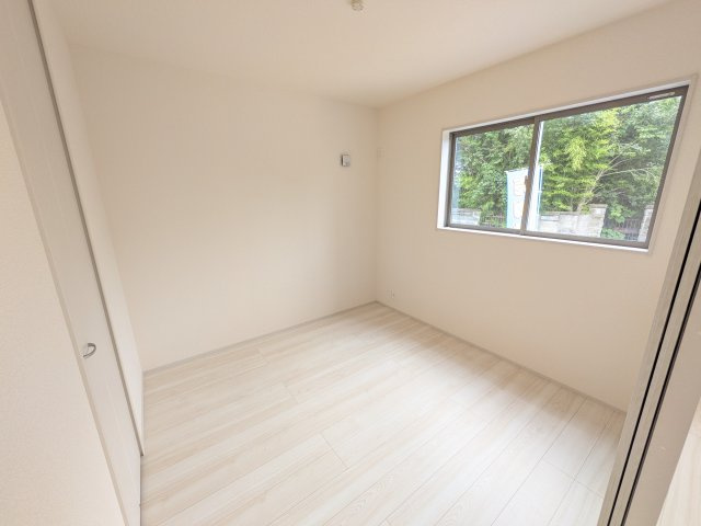 第1　石岡市旭台　新築戸建ての洋室|リビングと繋がる多目的スペース。引き戸を開ければ広々LDK、閉じれば客間や書斎、お子様の遊び場に早変わりします。