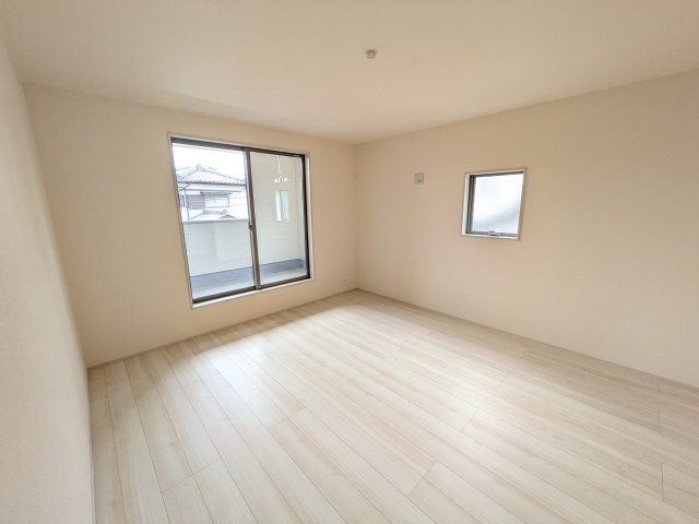 第1　石岡市旭台　新築戸建ての洋室|たっぷりの陽光と心地よい風が入る２面採光。
毎朝、爽やかな目覚めをサポートする、快適なベッドルームです。
