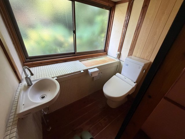 久留米市草野町紅桃林 中古住宅のトイレ|落ち着いたトイレです