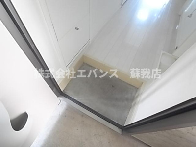 【玄関】 | サニーサイド千葉 | 収納もある玄関です