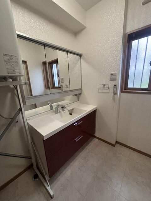 宇都宮市西川田町　4ＬＤＫ　中古住宅の独立洗面台