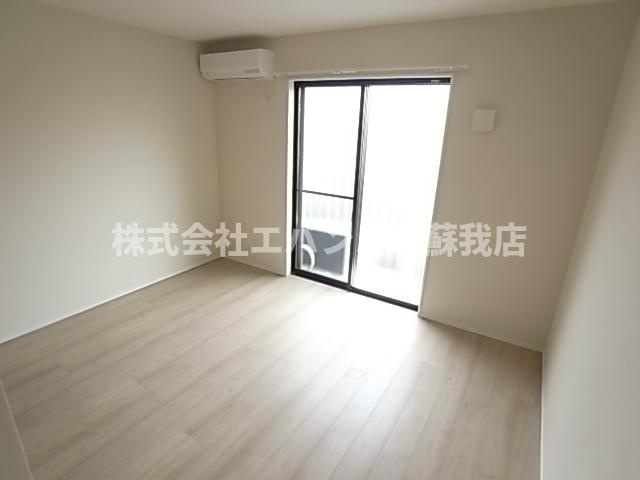 【居間・リビング】 | クレストコート葛城 | 隣の同型の物件写真になります。