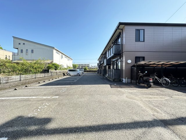 シャーメゾン愛宕山 B棟の駐車場