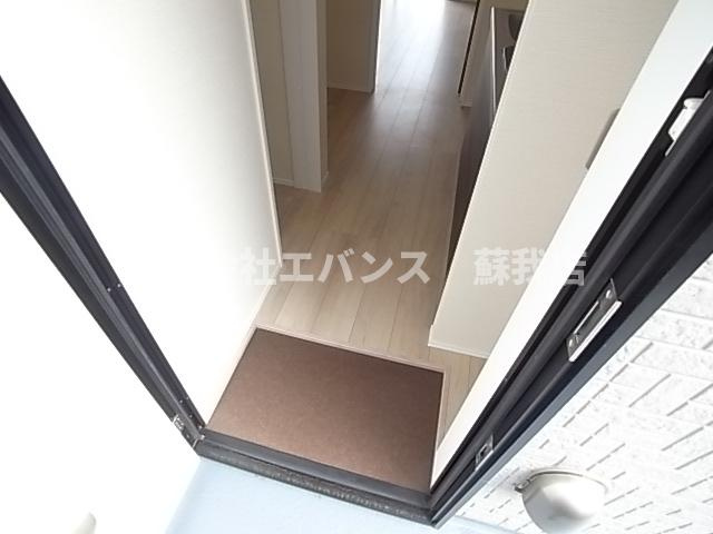 【玄関】 | クレストコート葛城 | 隣の同型の物件写真になります。