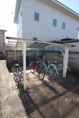 屋根付き駐輪場です♪