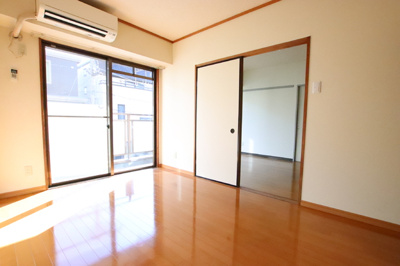 隣の洋室とは引き戸で仕切りがございます！