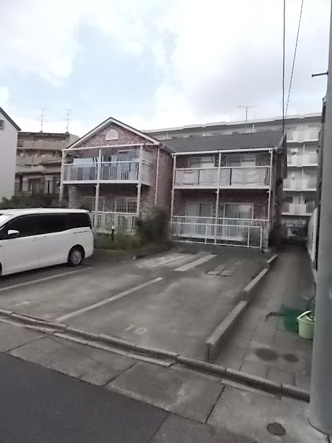 グレイスグリーン高畑の駐車場|駐車場があるので、車を買う予定の方も安心です