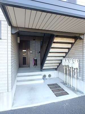 ★建物入り口　共用階段★