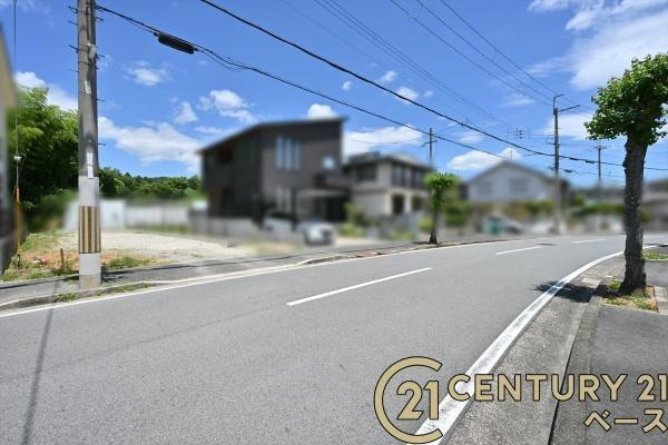 香芝市西真美２丁目の売地の前面道路含む現地写真
