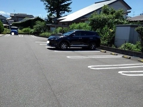 アネシス・ルナＢの駐車場|カースペースがあります